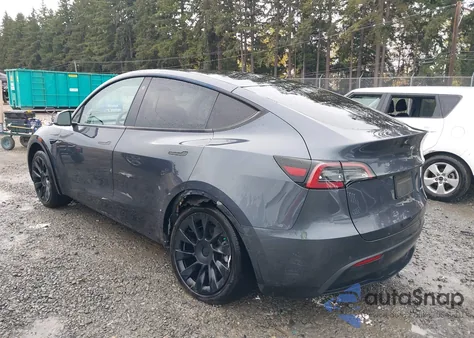 2022 Tesla Model Y Long Range Dual Motor All-Wheel Drive z USA, uszkodzony, nr VIN 7SAYGDEE8NF576652